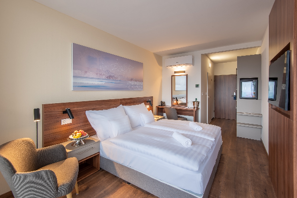 Hunguest Hotel Panoráma, Dvoulůžkový pokoj Superior s manželskou postelí nebo oddělenými postelemi a výhledem na jezero