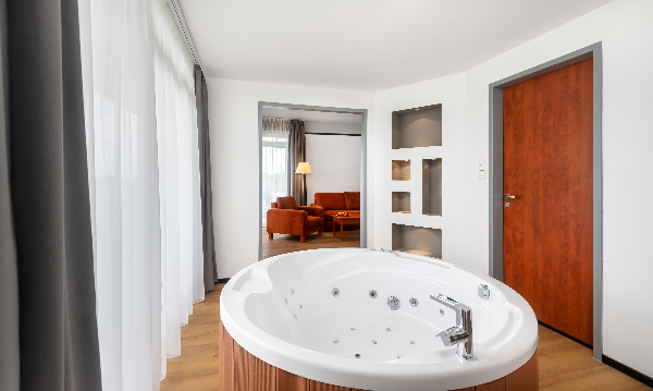 Hunguest Bük, Presidenten suite (Schlafzimmer + Wohnzimmer + Jacuzzi) (West Flügel) - mit Halbpension