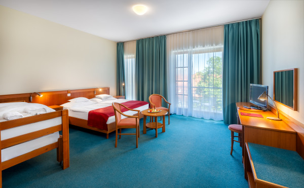 Hunguest Hotel Aqua-Sol, Povezana porodična soba (2 dvokrevetne sobe sa balkonom, jedna sa pristupačnim kupatilom)